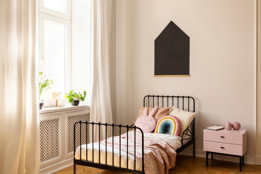 Peinture chambre enfant, dépolluant Captéo Tollens, blanc cassé, lit métal noir