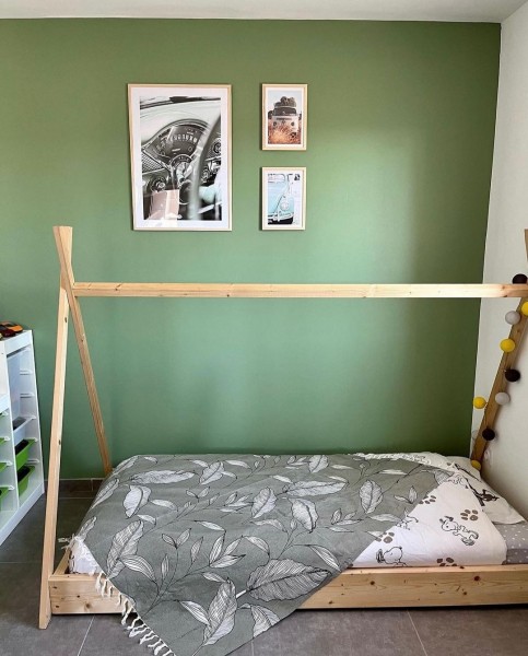 Mur vert chambre enfant, couleur Bananier Tollens, peinture verte, crédit photo : home_decoandco27 sur Instagram