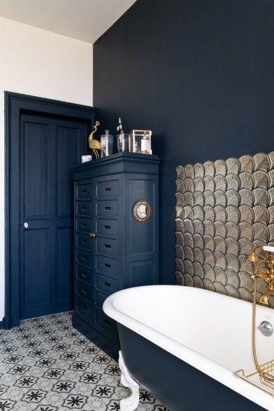 Salle de bain bleu foncé, peinture salle de bain, peinture bleu foncé, Tollens chez luckylittlegirls sur Instagram
