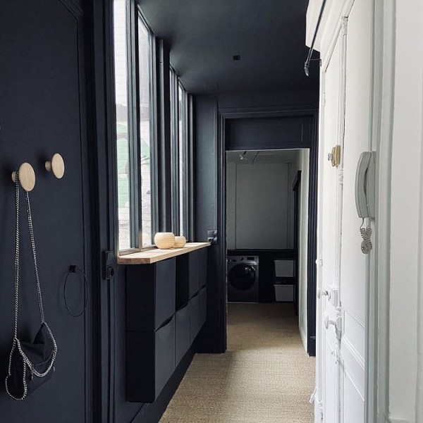 Plafond peint en gris foncé dans un couloir en peinture Tollens