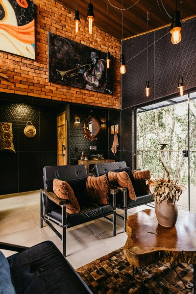 salon mur en brique, mobilier en cuire, style industriel