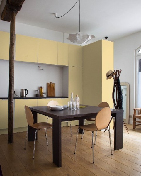 Cuisine mur blanc et meuble peint en jaune pale Crème aux œufs Tollens, simulation couleur peinture