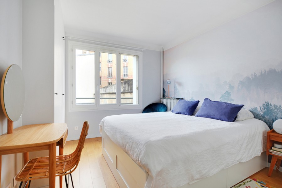 Peinture et papier peint chambre, tons blanc et bleu nuage