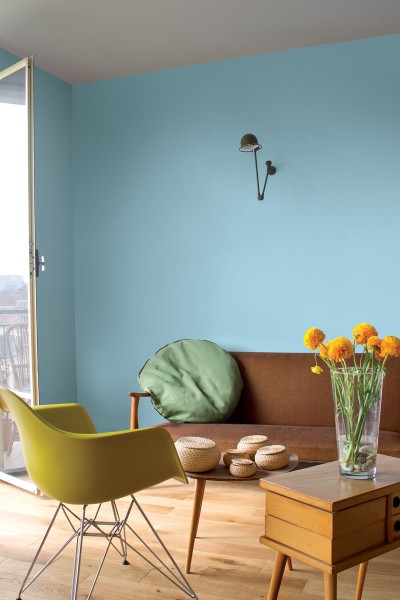 Salon moderne bleu clair avec déco jaune, Tollens Mise en Teinte