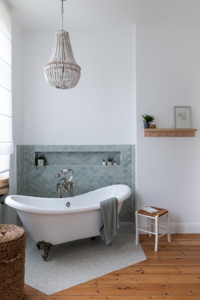 Décoration salle de bain vintage avec baignoire, peinture blanche salle de bain TOLLENS