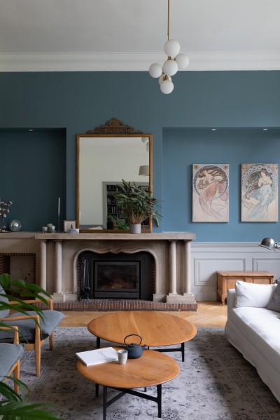 salon bleu, cosy, cheminée en pierre, peinture tollens