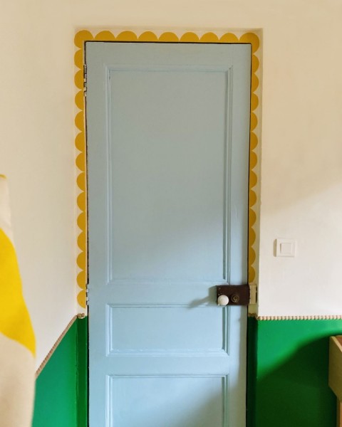Chambre enfant colorée, vert jaune et blanc, peinture Tollens, porte bleu clair
