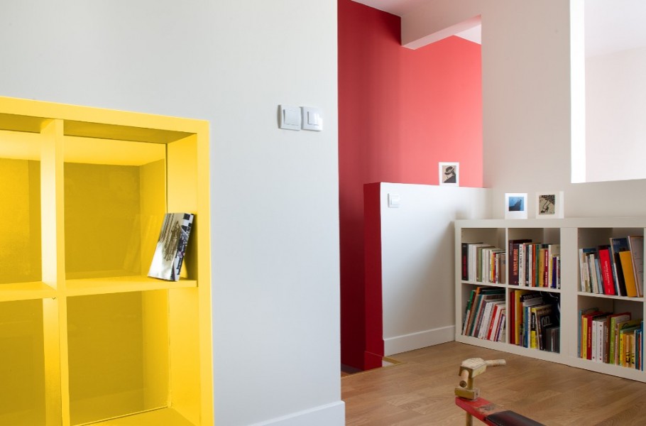 Pallier escalier rouge, rangement peint en jaune vif, teinte Colour Bloc Tollens, simulation peinture en ligne