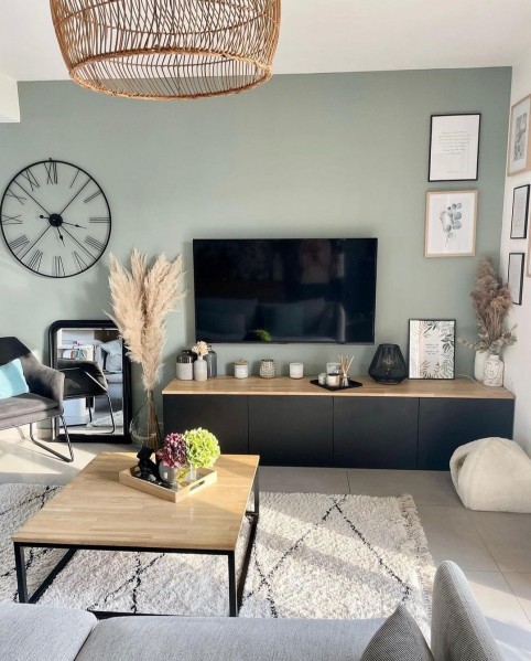 Salon mur vert bleu pale Ecaille Tollens, crédit photo : _blancpastel_decoration sur Instagram, peinture bleu vert