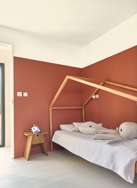 Chambre enfant terracotta et jaune très pale, couleurs peinture Tollens Mascotte et Lumière blanche, simulation couleur peinture