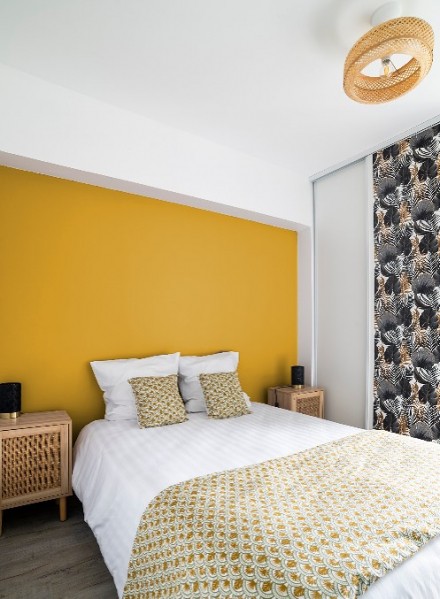 Chambre tête de lit en peinture jaune moutarde ou jaune ocre, couleur Nèfle du Japon Tollens, simulation couleur peinture jaune