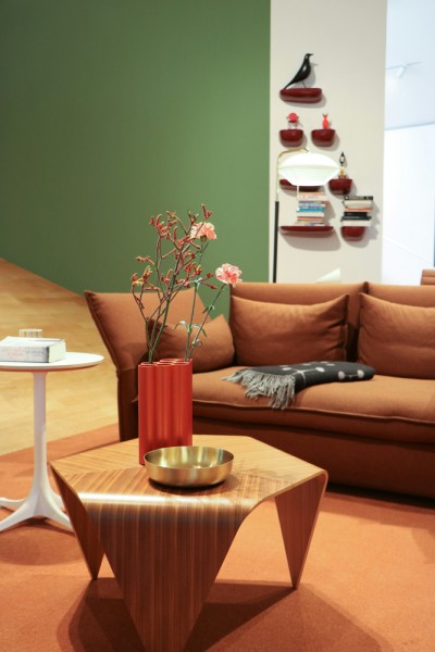 Tendance couleurs Tollens Neo Retro - Salon vert, meuble bois, couleur terracotta, marron, matériau brut, Photo de Laura Lauch sur Unsplash