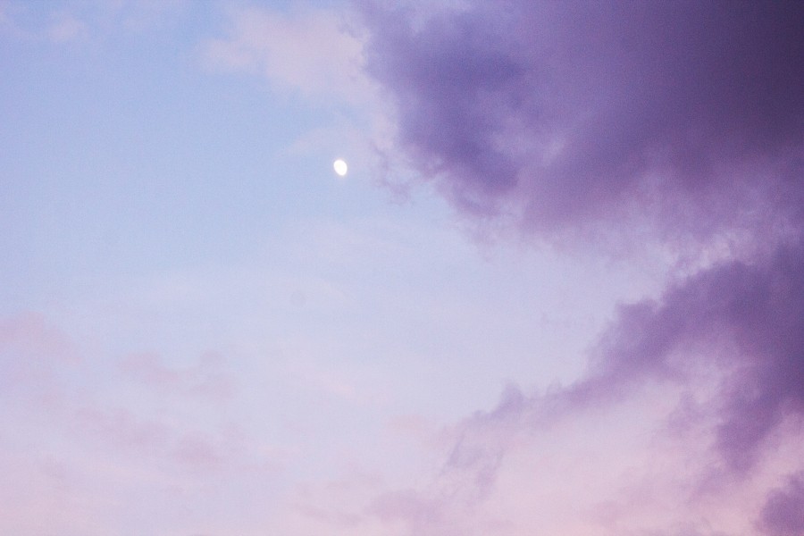 Ciel violet avec la lune