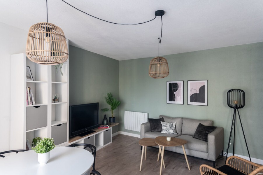 Salon vert gris, vert Absinthe Tollens, crédit photo : bhomedecoration.com