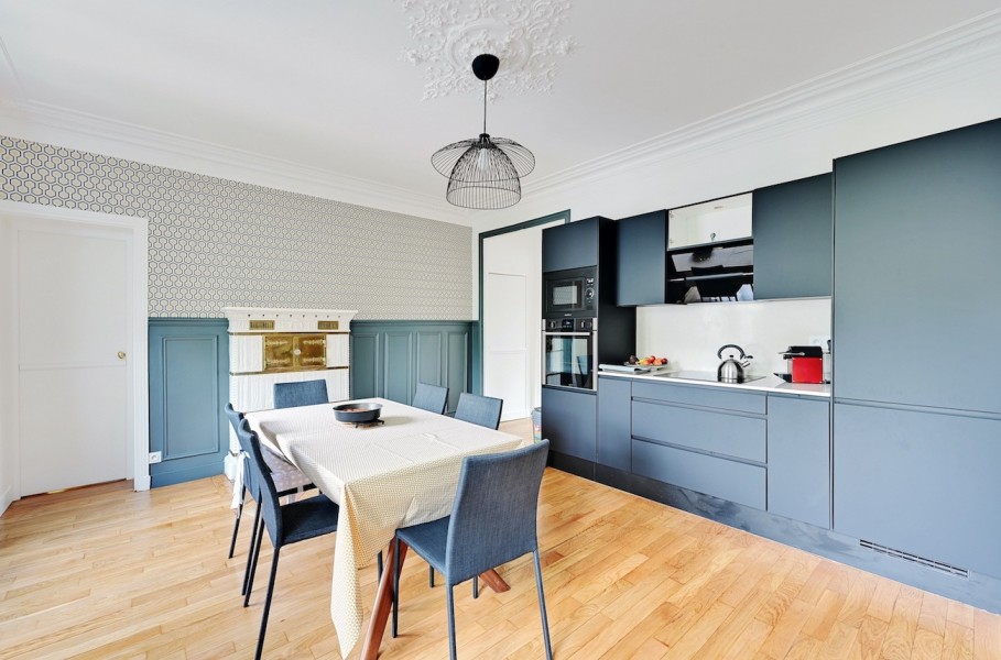Cuisine bleue, peinture mur et mobilier Tollens