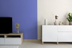 Very Peri, la couleur Pantone 2022, appliquée dans un salon, une pièce à vivre, en peinture Tollens